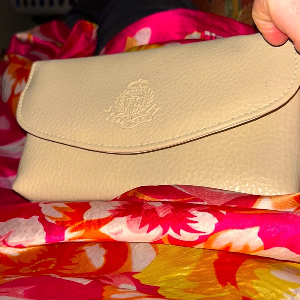 Wide Cream Learher Vintage Wallet in Great Condition